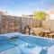Stunning 4br House for 10 Near Beach w Hot Tub