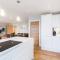 Stylish new home with parking - king beds garden - Chichester