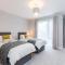 Stylish new home with parking - king beds garden - Chichester