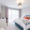 Stylish new home with parking - king beds garden - Chichester