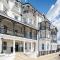 Panoramic sea views in beachfront apt w balcony - Bognor Regis