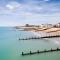 Panoramic sea views in beachfront apt w balcony - Bognor Regis