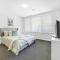 The Family Retreat - Near Mt Panorama & Racecourse