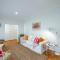 Cobbora Cottage - Sleek & Stylish, Near Hospital