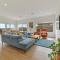 White Haven - Luxe Abode, Firepit, Mountain Views