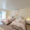 Roycox Cottage - Charming Escape, Fireplace