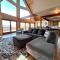 Elk House Hideaway with hot tub sauna & lakefront - Bergland