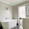 Summer Holiday 4 bedrooms house in Hamilton with pool and spa