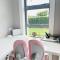 Summer Holiday 4 bedrooms house in Hamilton with pool and spa