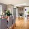 Summer Holiday 4 bedrooms house in Hamilton with pool and spa
