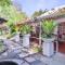 Snooze-A-Lot Guesthouse