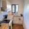 On Site Stays - Cosy ground floor 2 bed with Wifi and lots of Parking - Colchester