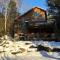 Whimsical Lakefront Chalet - مونتايسلو