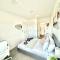 Fully Furnished 2 Bed 2 Bath City Centre Luxury Apartment - Free Parking - Pets Allowed - Bracknell
