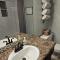 Omaha family home, over 300 5 stars, up to 17 guests, minutes to everything