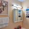 Modern Beachside Bliss: 2 Bed/2 Bath Condo Haven