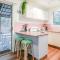 Cake By The Ocean - Gorgeous Views, Pet & Family Friendly Retro Beach House in 1770 - Seventeen Seventy