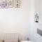 BRAND NEW! 3 Bed 2 Bath House, NEAR HOSPITAL, With FREE x2 Parking & Wi-Fi By REDWOOD STAYS - Basingstoke