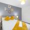 Modern Comfort, 4-BR, Sleeps 8, Ensuite - Northampton