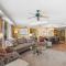 Coastal Paradise Getaway 3BR Condo Ocean View - باوليز آيلاند
