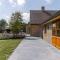Huswell - Authentic Serene Vacation Hideaway with Pond