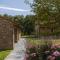 Huswell - Authentic Serene Vacation Hideaway with Pond
