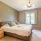 Huswell - Authentic Serene Vacation Hideaway with Pond