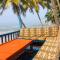 Rent your own private beach bungalow - Ampeni