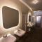 共用シャワーとトイレ 廃ビルリノベのデザイナーズホステル Cabin - Kotohira