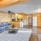 Cottage with Deck and Bluff Lake Views Walk to Beach! - 雷克