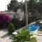 11 bedrooms, 5 bathrooms, Full AC, Jacuzzi, large pool, BBQ, pingpong