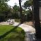 11 bedrooms, 5 bathrooms, Full AC, Jacuzzi, large pool, BBQ, pingpong