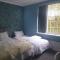 An Exquisite Deluxe Room in a Hotel - Free Parking - with access to Resturant - Shisha Bar- Wine Bar - Roundhay