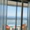 Whiteluxe - 42nd floor river front apartment