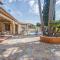 Villa Luna- Pool with Jacuzzi by the Beach - إِستيبونا