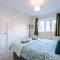 3 Bedroom Semi-Detached Home Sleeps 5 with Driveway
