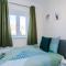 3 Bedroom Semi-Detached Home Sleeps 5 with Driveway