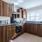 3 Bedroom Semi-Detached Home Sleeps 5 with Driveway