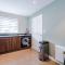 3 Bedroom Semi-Detached Home Sleeps 5 with Driveway
