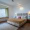 StayVista at Summerfield Manor with Lawn & Valley View