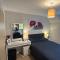 2-Bed spacious apartment - One Ensuite - 沃灵顿