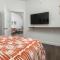 Skyline Bourbon Loft by Hollyhock Suites 5 Bedrooms-2 baths With Soaking Tub