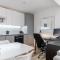 Entire Modern 1-Bedroom Apartment With King Bed In East Grinstead - Ист-Гринстед