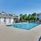 Private Deck and Pool Access Southport Resort Condo - ساوثبورت