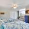 Private Deck and Pool Access Southport Resort Condo - ساوثبورت