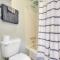 Private Deck and Pool Access Southport Resort Condo - ساوثبورت