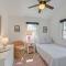 Distinctive Hamptons Home with Pool Near Bay, Ocean - Хемптон-Бейс