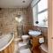King-size bed en- suit, Luxury refurbished home - Balderton