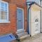2 Bed Stylish Westgate Cottage Retreat, Winchester - Parking available, with Garden close to Cathedral - Sleeps 6, Pets welcome- Easter Offer! - by Blue Puffin Stays - Winchester