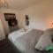 Double Bed - Central Cleethorpes - Fast WiFi - 1 Bedroom in 2 Bedroom House SR1 - Cleethorpes